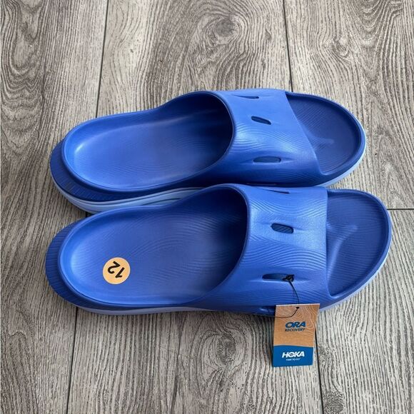 Hoka slides in a beautiful blue color. Ideal for post-activity comfort. - Picture 3 of 6